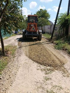 Грейдеры очищают улицы Кропоткина от ухабов и выбоин