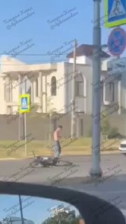 Неадекватный водитель мотоцикла поджег свой байк в Краснодаре