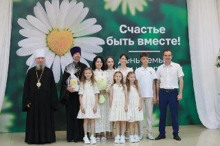 Губернатор Кубани наградил семью Корнеевых медалью «Родительская доблесть»