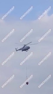 Вертолет помогает в борьбе с крупным пожаром в Краснодаре