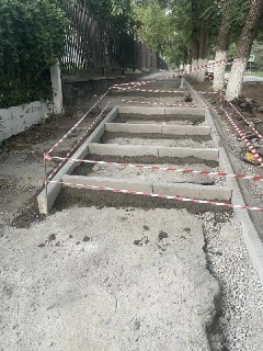 Безопасность на Черноморской улице: новые бордюры установлены