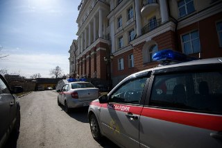 Посетитель магазина напал на персонал из-за дивана: охранников покусали