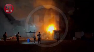 Пожар на пляже Мамайка: горит склад сапов