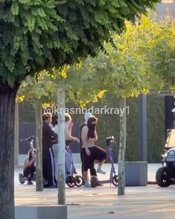 Подростки в балаклавах устроили заезд на самокатах в парке
